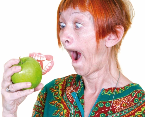 Frau beisst in Apfel und verliert Gebiss